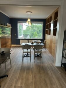 Vergaderruimte met lange tafel bij Ginkgo Tree in Waasmunster